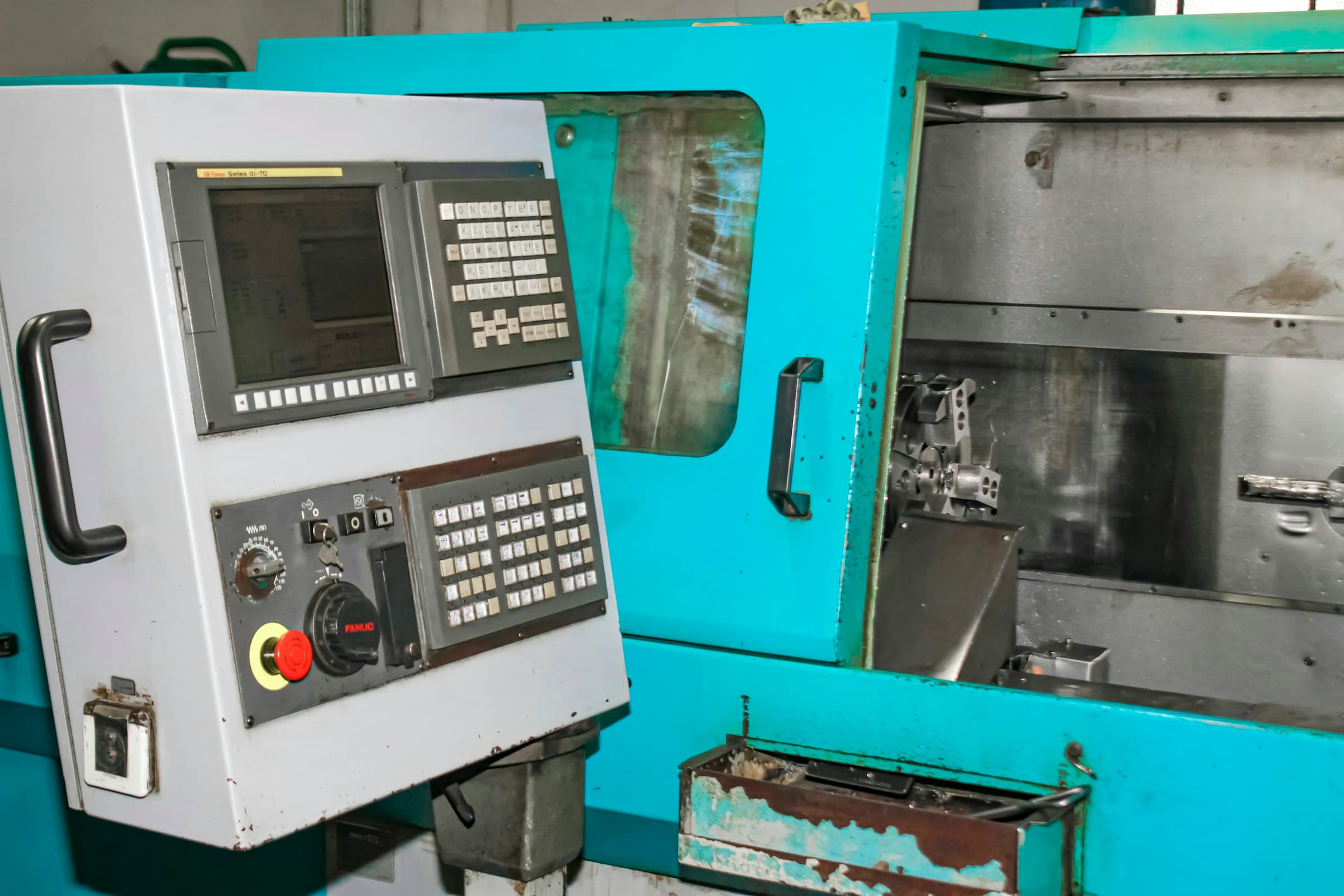 Panoul de comandă al unui strung CNC în atelier