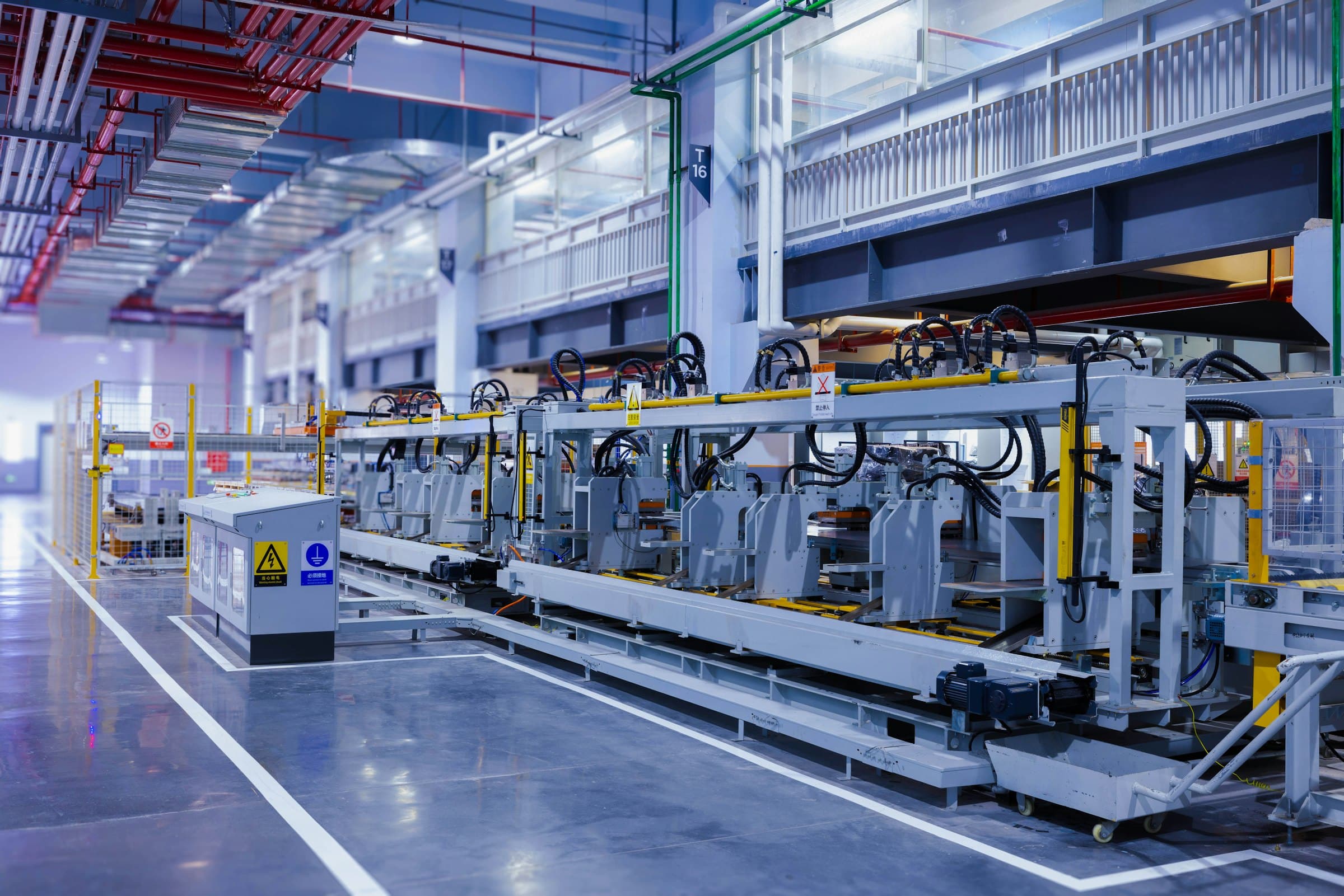 Hală de producție luminoasă, cu o linie de prelucrare automatizată